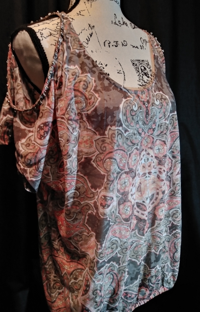 Cold shoulder with studded detail